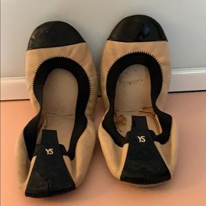 PATENT LEATHER BLACK AND NUDE YS BALLET FLATS